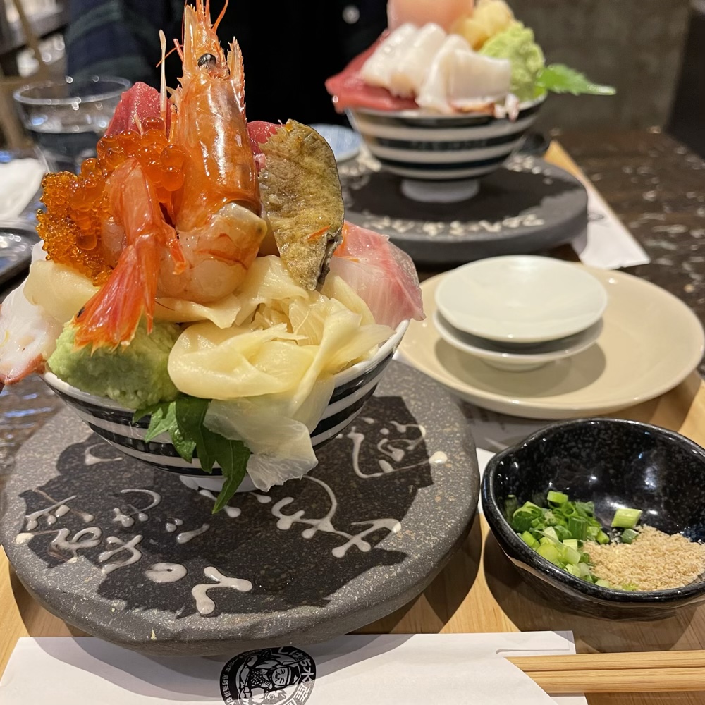 札幌海鮮丼シハチ鮮魚店の名物といえばシハチ海鮮丼 1639円（税込）