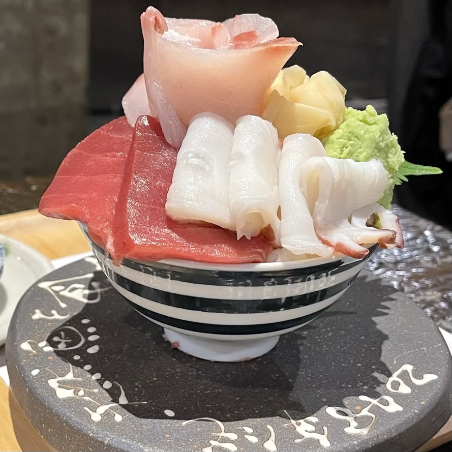 札幌海鮮丼シハチ鮮魚店の北24条にある魚屋の本日のまかない丼 1,078円（税込）