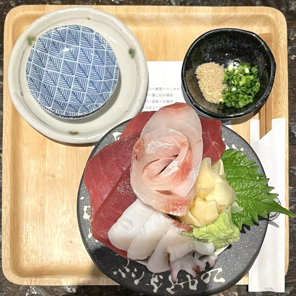 札幌海鮮丼シハチ鮮魚店の北24条にある魚屋の本日のまかない丼 1,078円（税込）