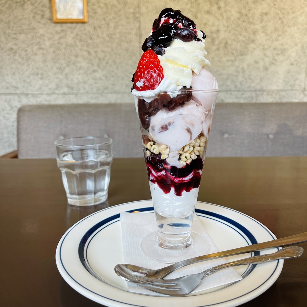 ウェイクカフェのハスカップと桜のパフェ（コーヒー付き）1200円/税込